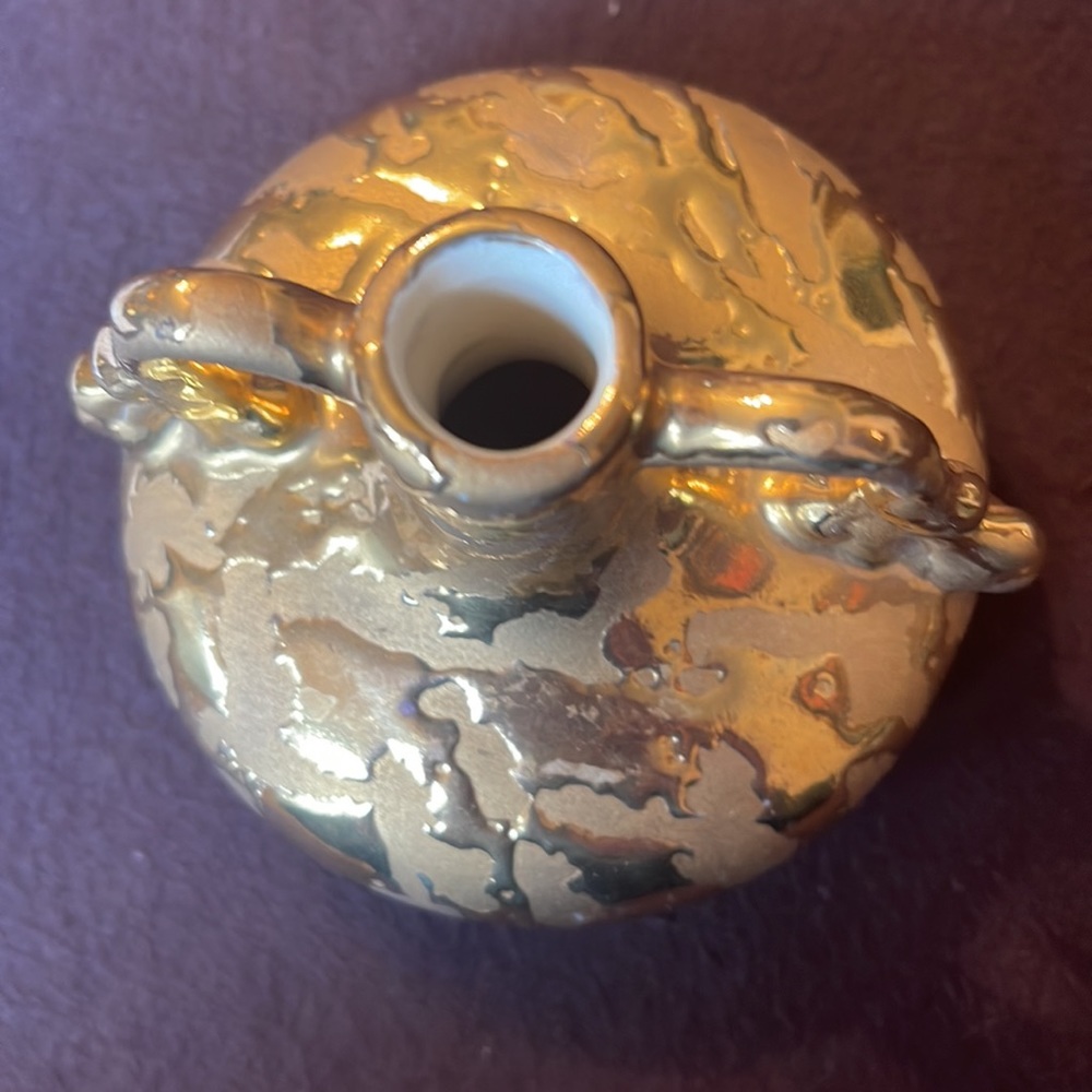 Weeping gold bud vase great condition